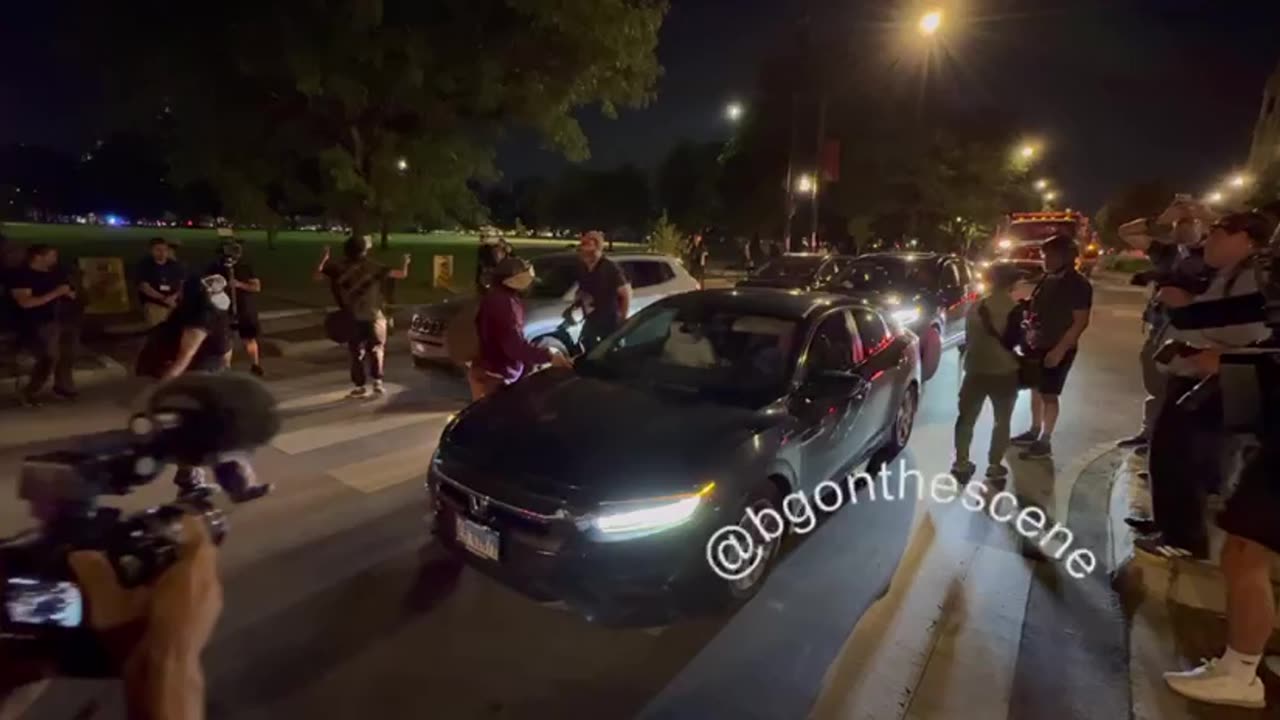 Chicago | Protesters stop cars to ask them if they support Palestine. 🤡