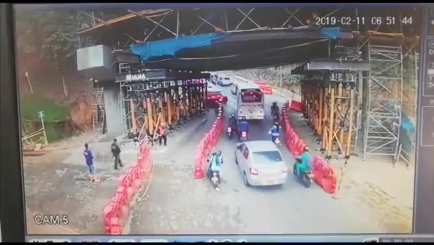 Buscan al conductor de un automóvil que causó múltiple accidente en Floridablanca