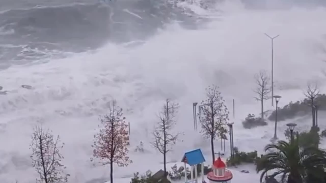 Southern California continues to see massive waves!! 🌊 🏄‍♂️ Scary