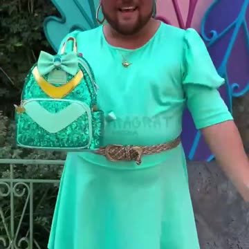 Un uomo LGBTQI+ si veste da principessa Jasmine
