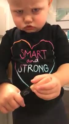 Hermosa beba hace una cara imperdible cuando la atrapan con las manos en la masa