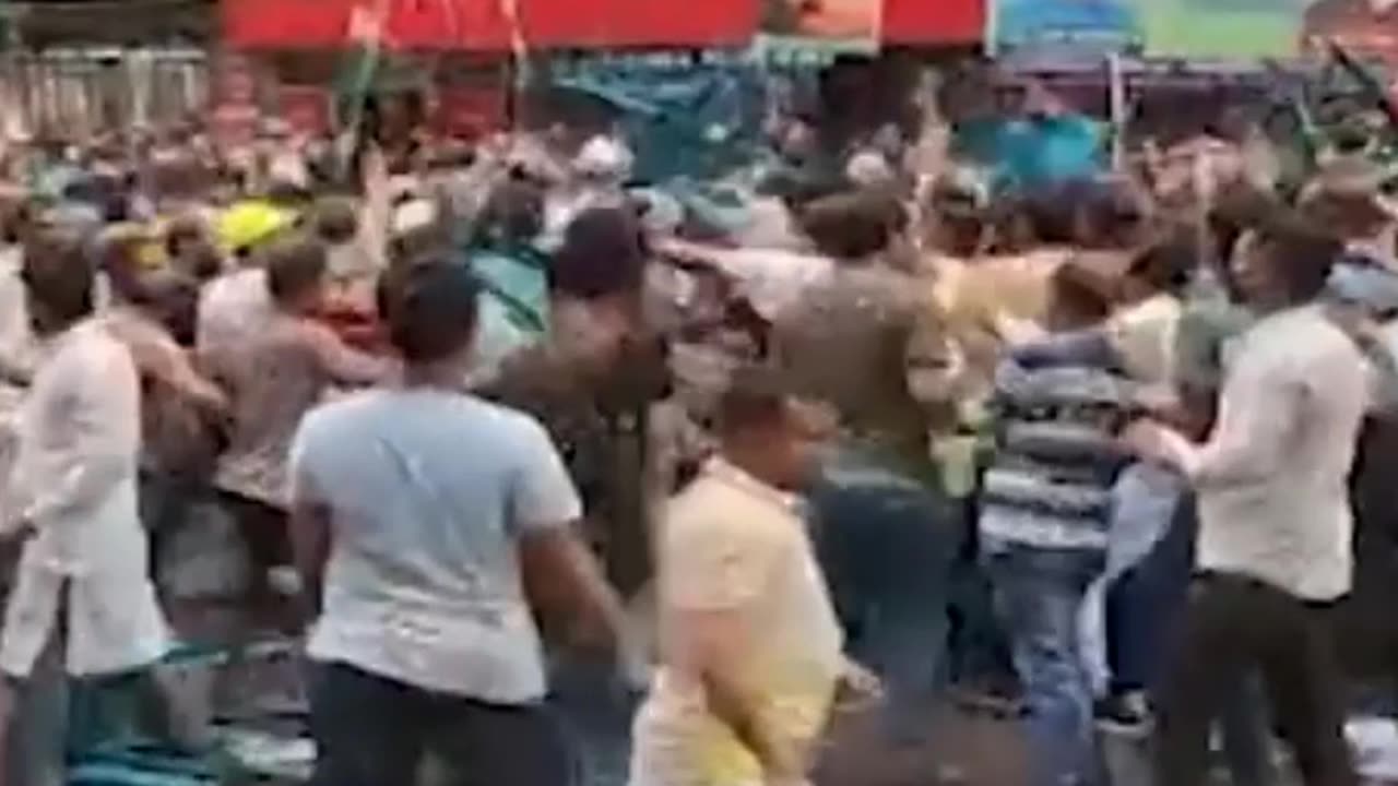 Throwing chairs at Dhaka Metropolitan South Awami League's peace rally on Bangabandhu Avenue