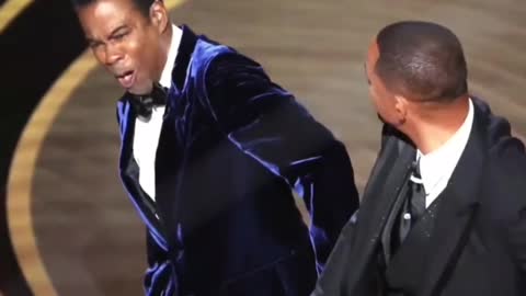 Will Smith Smacks Chris Rock 😱😱😱