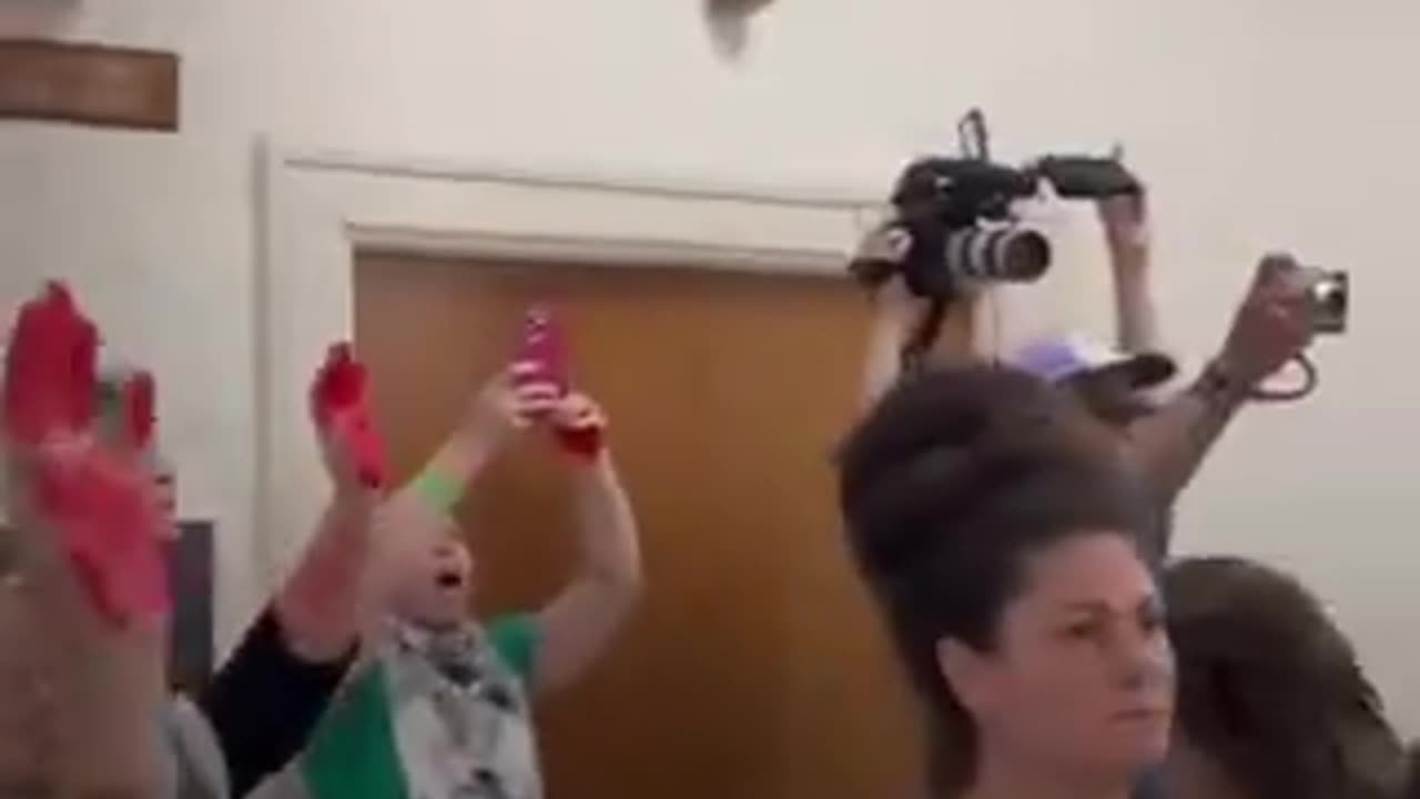 Watch Terrorist Blinkens' face as he's heckled.