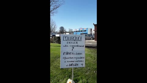 Les Masques Blancs Redon Action Pancartes le 26 février 2022