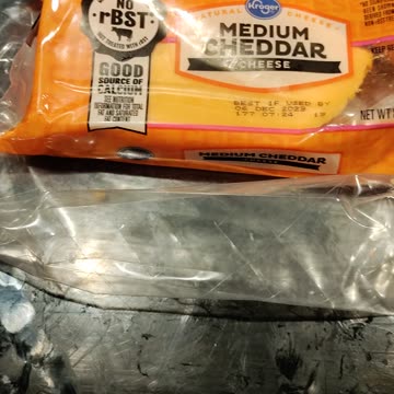 Eating Kroger Medium Cheddar Cheese, Dbn, MI, 8/13/23