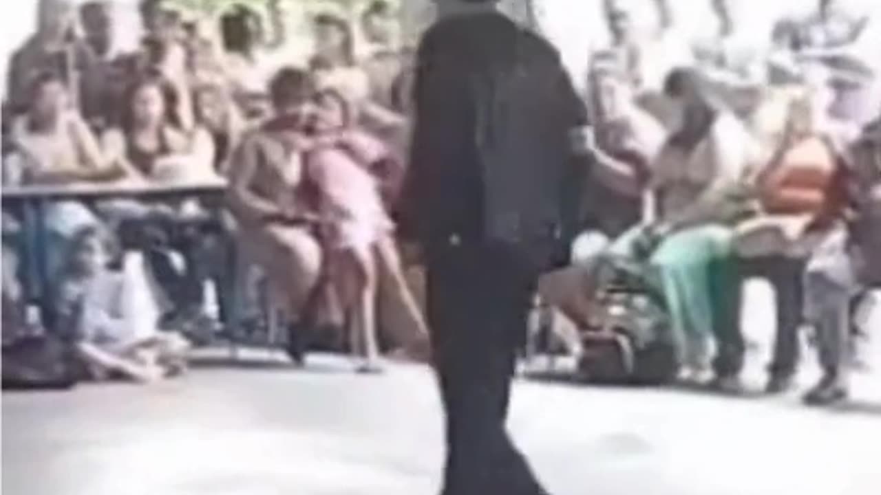 You’ve seen MJ’s Moonwalk, now check out this kid’s Sunwalk! 😂☀️ #MJTribute