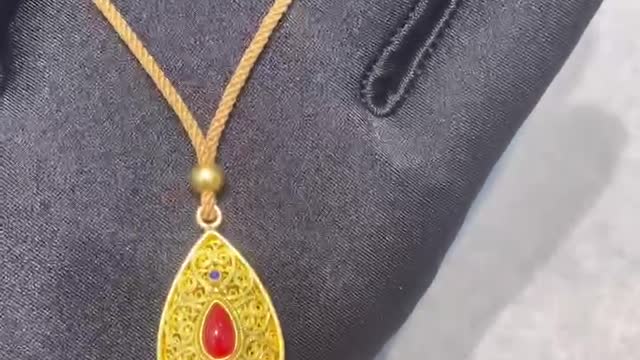 The ruby in the middle is shiny