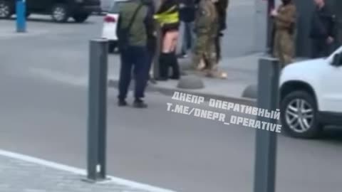 Ukraine: bystanders try to stop mob from tying civilians to pole