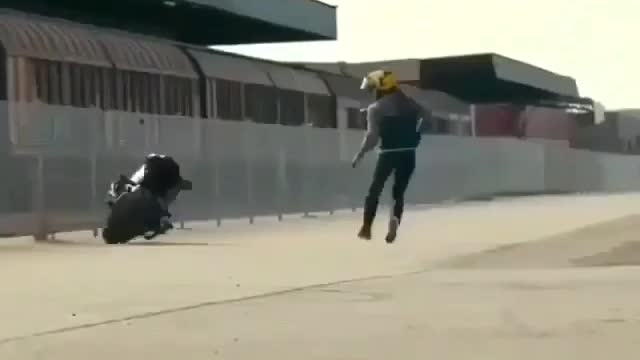 Bike showing his own stunts
