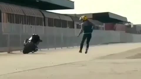 Bike showing his own stunts