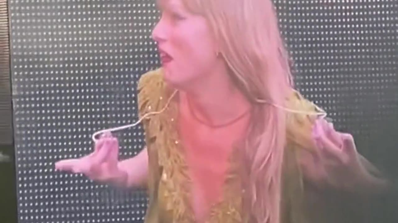 The Longest Applause Ever For Taylor!