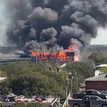 Extreme apartment complex fire blackens the entire sky with smoke
