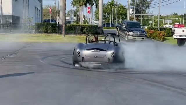 Shelby Cobra 427 doing some donuts 🍩