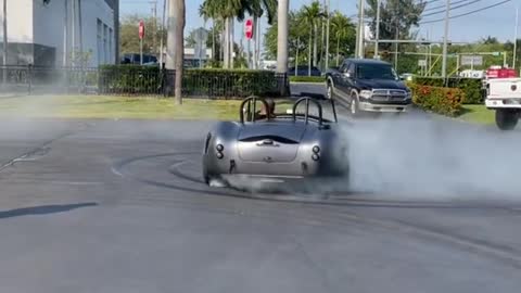 Shelby Cobra 427 doing some donuts 🍩