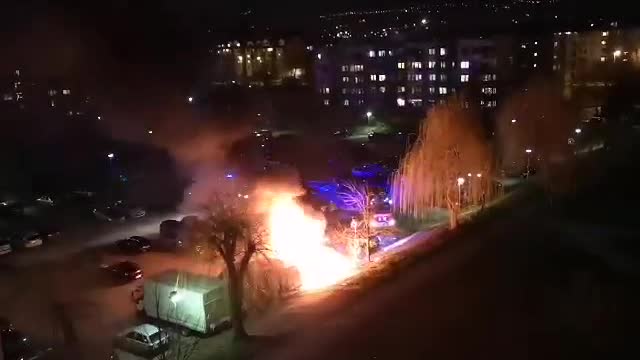 Požar zahvatio tri automobila na Dobrinji