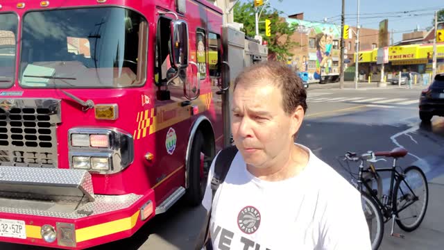 AUTOMÓVIL QUEMÁNDOSE EN DUFFERIN Y COLLEGE (Junio 11, 2022)