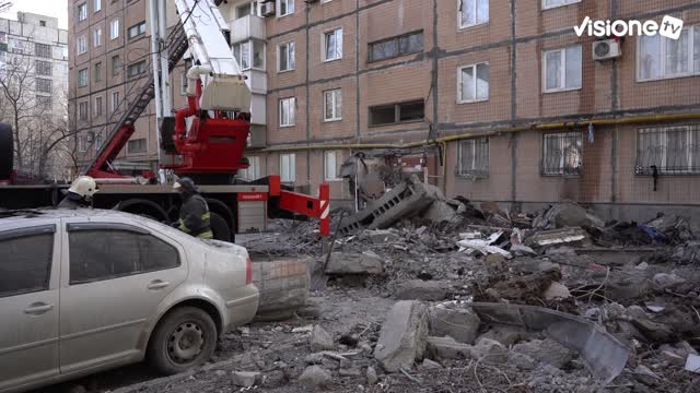 L'attacco sui civili di Donetsk da parte dei nazisti ucraini Il nostro inviato speciale Giorgio Bianchi si è recato sul posto mentre erano ancora in corso le operazioni di soccorso.