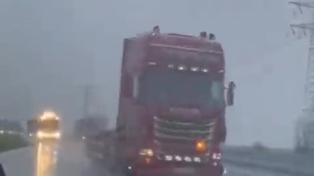 Les routiers hollandais et leur convoi en route vers Rotterdam
