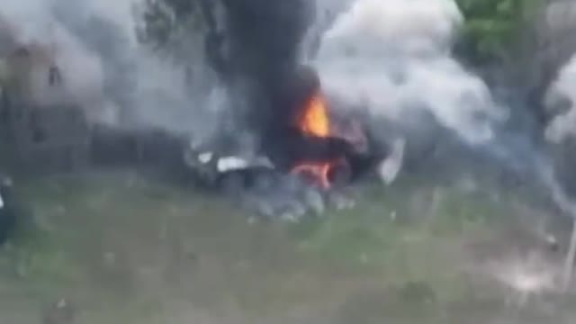 Ukrainian "Gvozdika" howitzer destroys Russian armored vehicles!