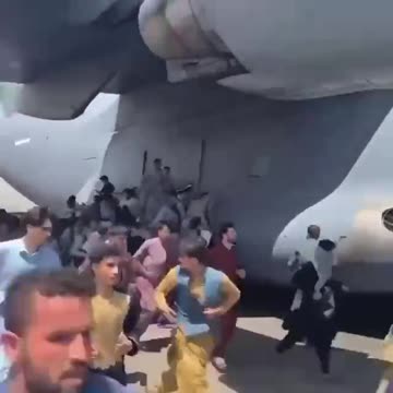 Personas caen de avión al intentar huir de Afganistán