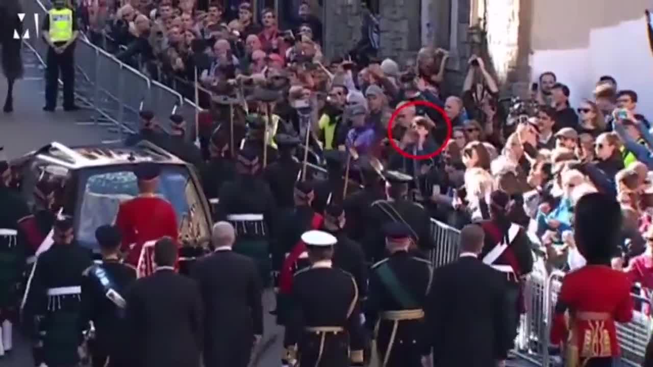 England: Police remove young man who shouted insults at royal family Sept. 12, 2022