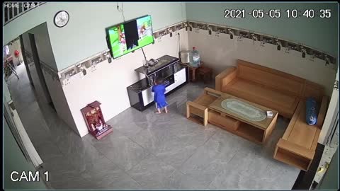 THIS Boy destroys TV after trying to catch object on screen