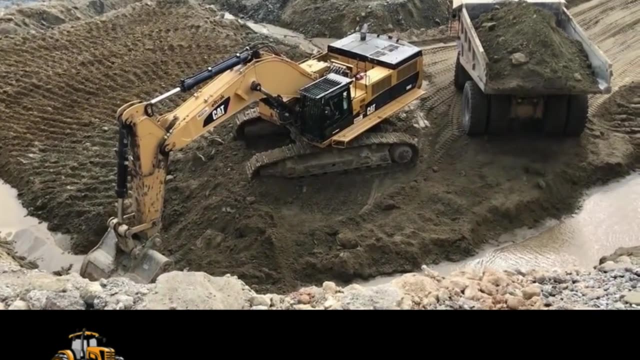 CAT excavator construction site, the driver can load a vehicle in 3 minutes,