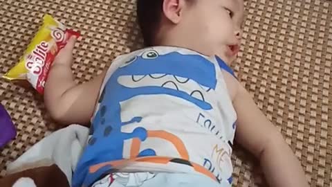 The baby loves to eat solite cake