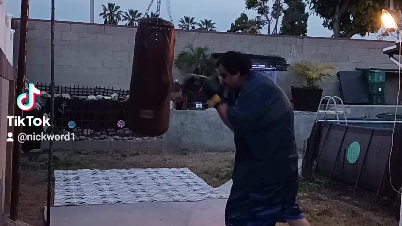 Old School Leather Punching Bag Workout Part 18. Monday Night Boxing Work!