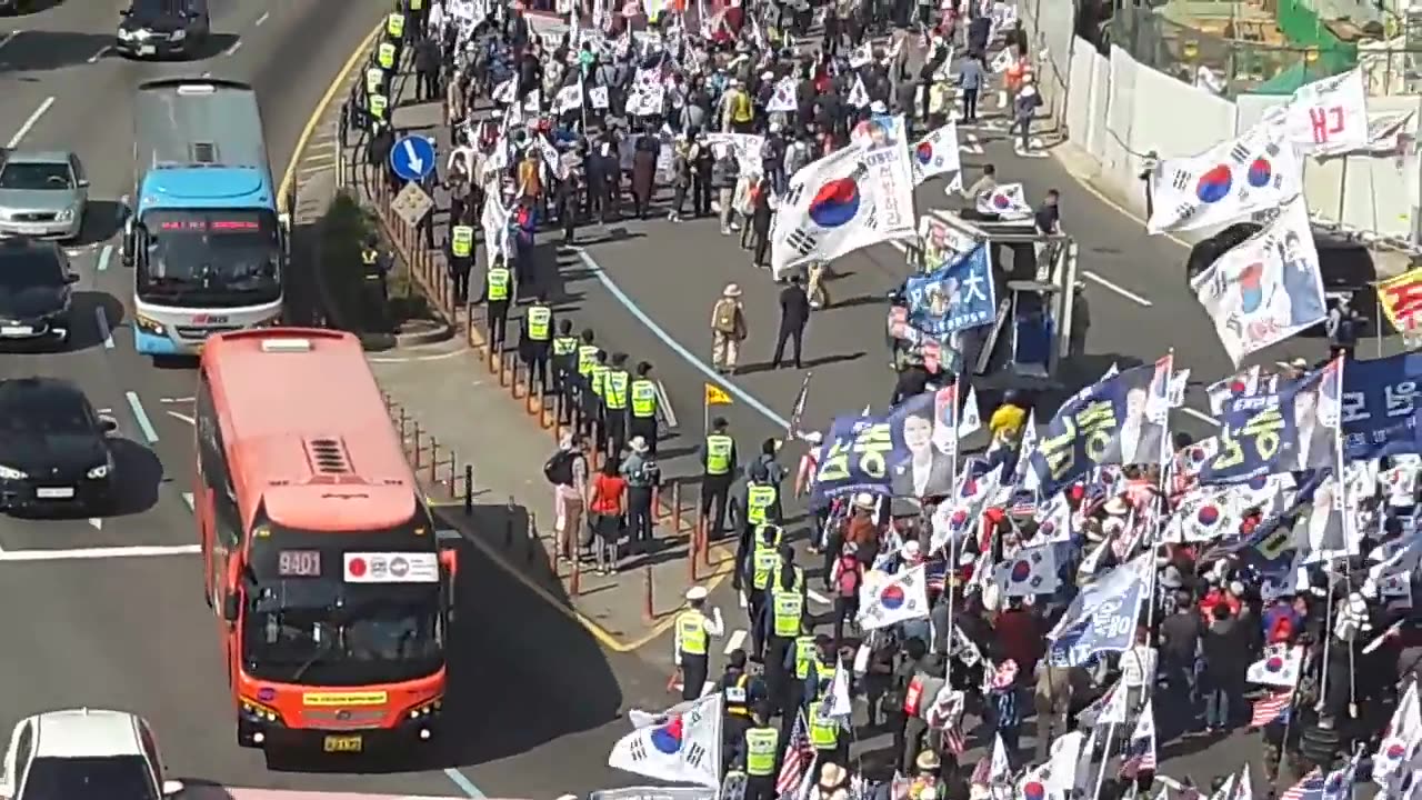 20180429_V3_S02(hxGxONq0vJY)남대문고가에서 바라본 태극기 행진