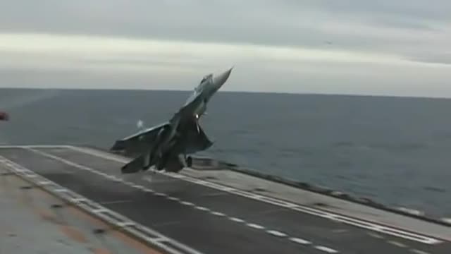 Su-33 Unsuccessful cobra landing attempt - Admiral Kuznetsov ( RUAF)