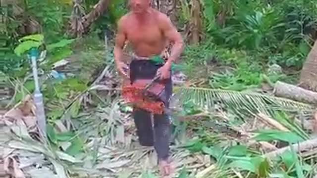 Amazing skill of brave man cutting down the tree