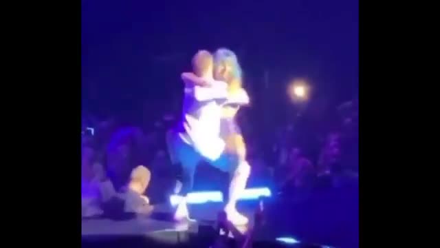 Video registró la caída de Lady Gaga mientras bailaba con un fan en pleno concierto