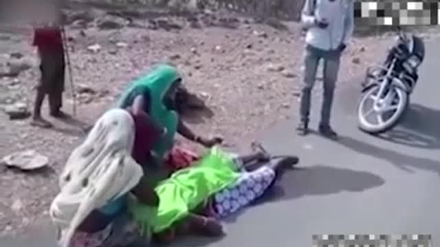 Indian woman takes a two-hour break from roadside childbirth and continues on foot