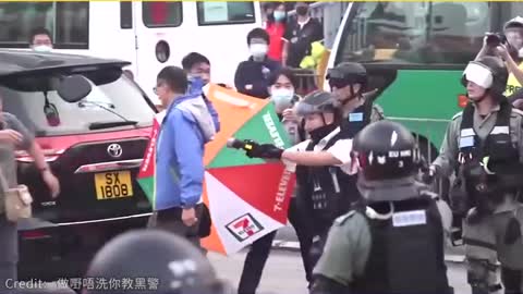 This is Hong Kong police 香港黑警襲擊市民