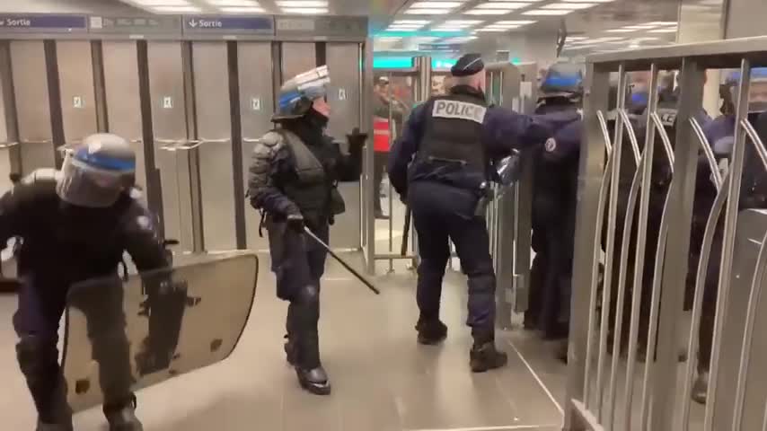 FRANCE : Rails worker against Police