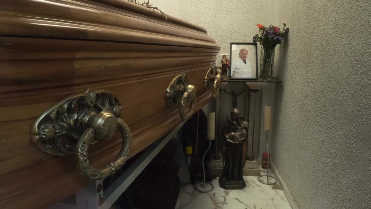 "Recoleta Cemetery: Argentina's City of the Dead" (17Apr2018) David Owens