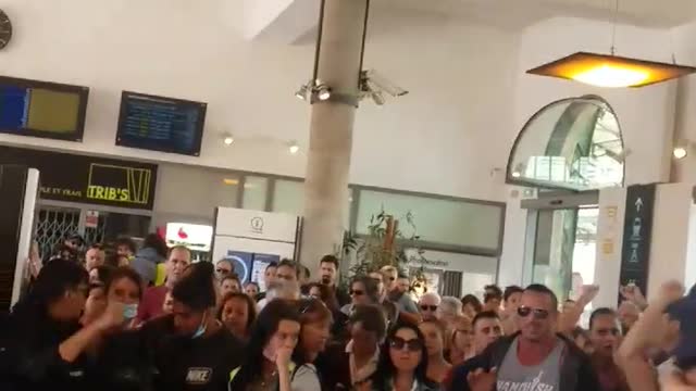 La stazione ferroviaria di Perpignan in Francia, OCCUPATA dal POPOLO Francese!!