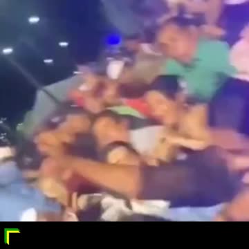 CE: Prefeito se joga na plateia durante festa e cai no chão; assista