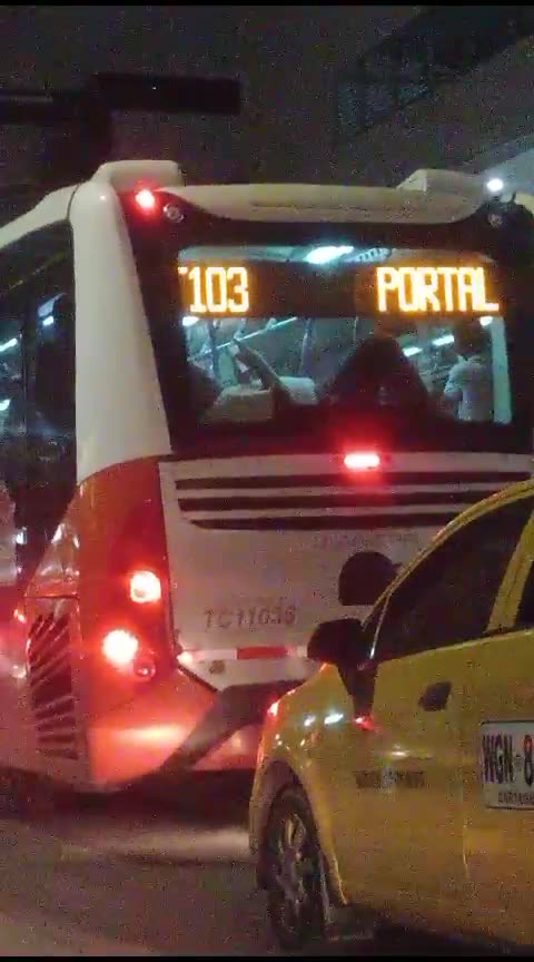 Video: Hombre es grabado acostado en la parte trasera de un bus del SITM