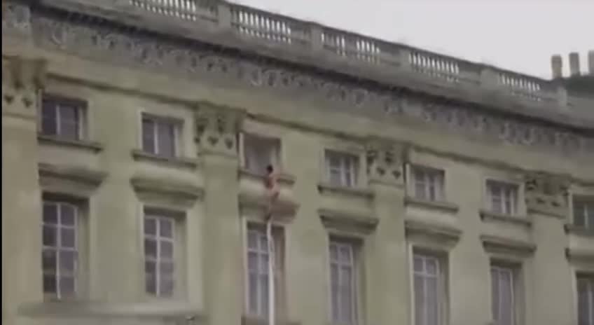 Nude boy tries to scape Buckingham Palace