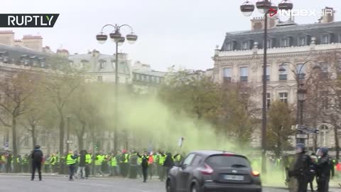 Francuzi prosvjeduju protiv cijena goriva, traje žestoki sukob policije i prosvjednika