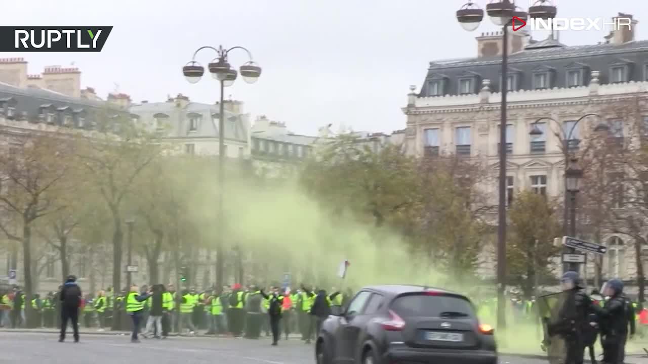 Francuzi prosvjeduju protiv cijena goriva, traje žestoki sukob policije i prosvjednika