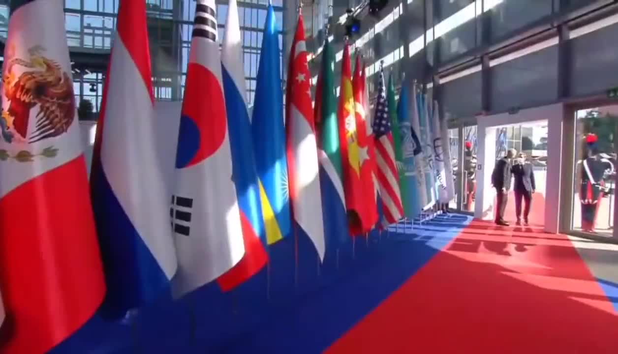 Oct. 2021: Watch Merkel and Macron producing photos with facemasks at G20