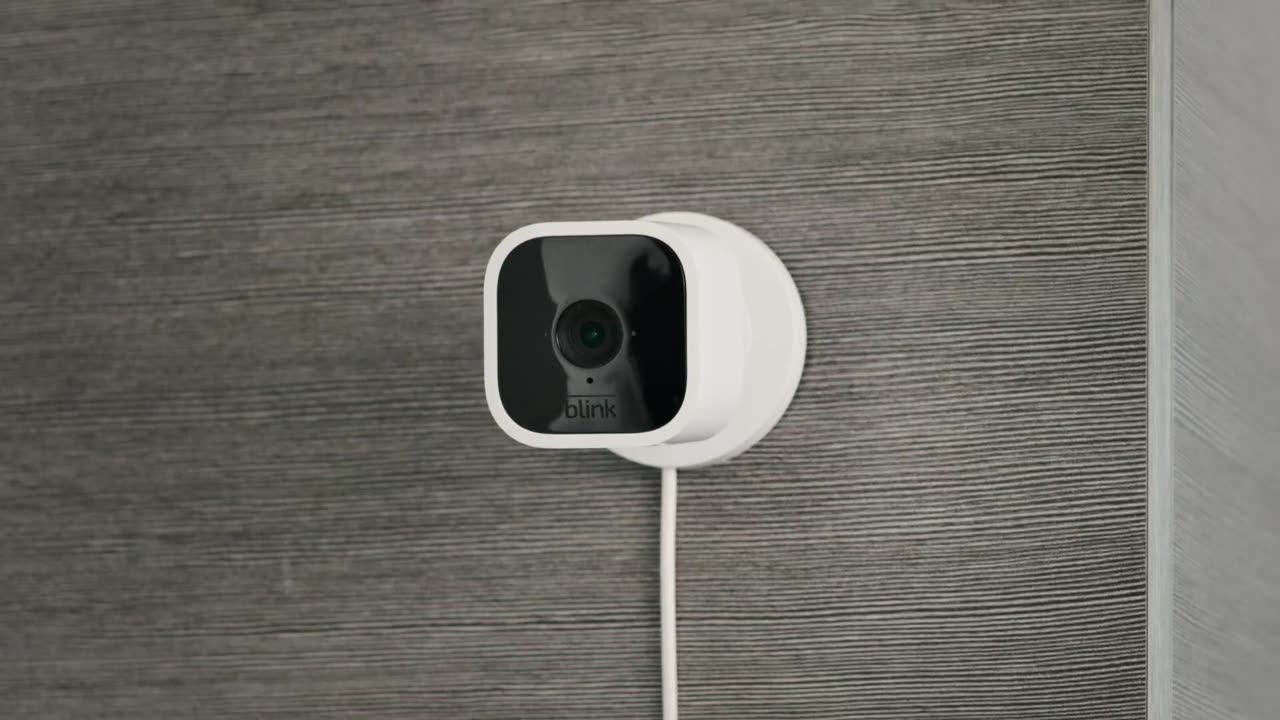Blink Mini – Compact indoor plug-in smart security camera, 1080p HD video