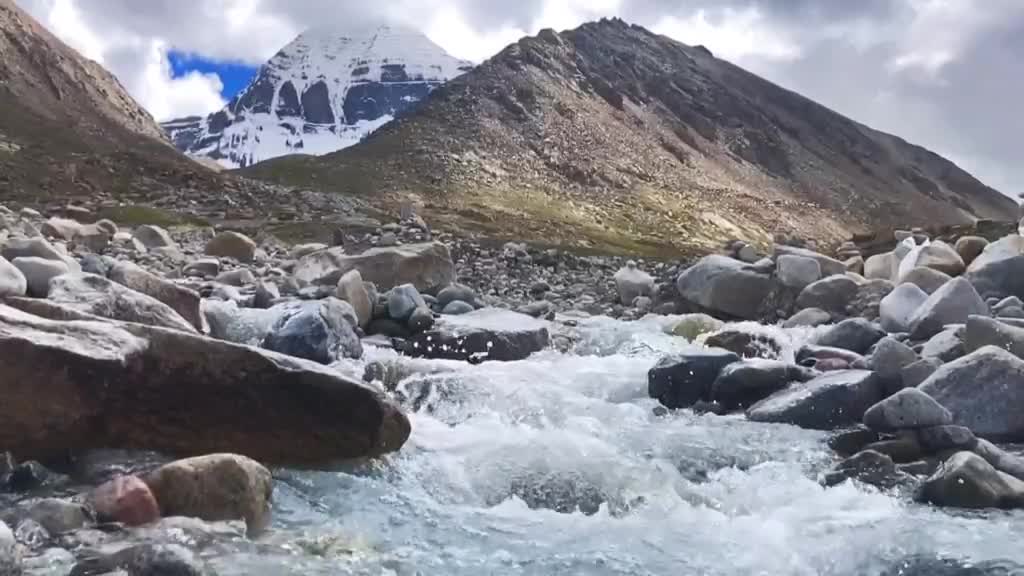 The mountains and rivers are quiet in their hearts; enjoying