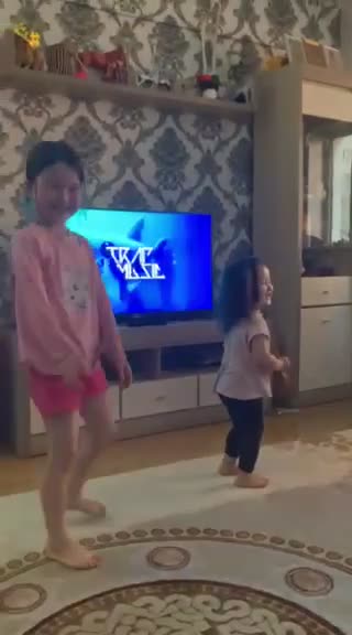 5 y/o is twerking in-front of her siblings!