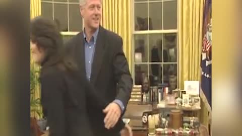 Bill Clinton grli Monicu Lewinsky u Ovalnom uredu 1997.