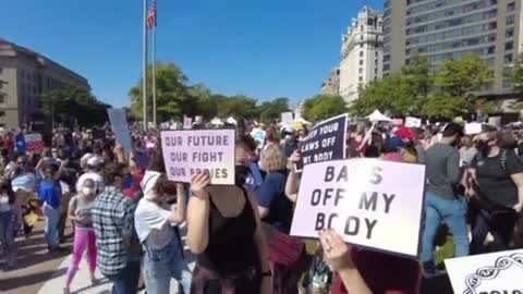 Crowd begins to fill Freedom Plaza ahead of first Womens March after Trump era